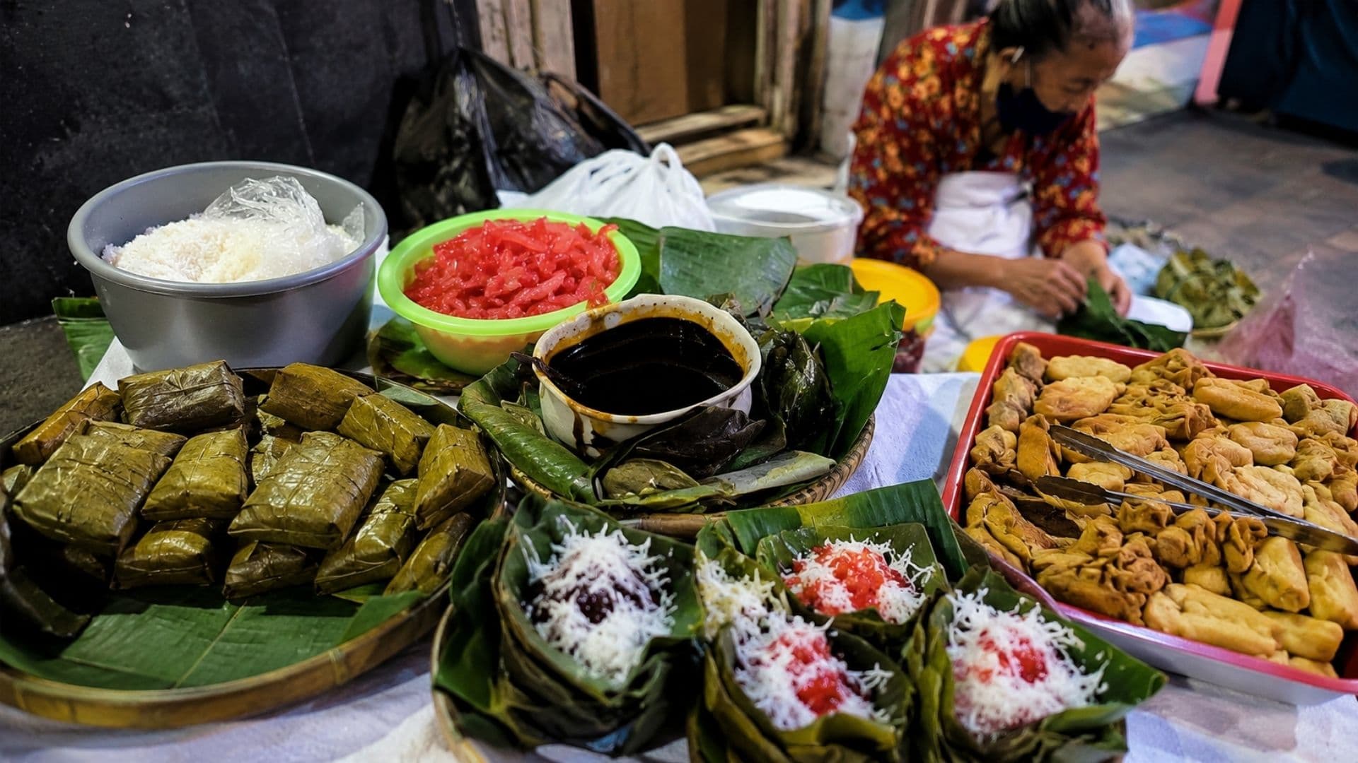 Yogyakarta's Lupis Vendor Mbah Satinem: Sold Out by 9 AM Since 1963